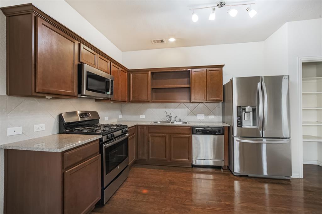 9609 Landon Lake Drive, Pearland, Texas image 9
