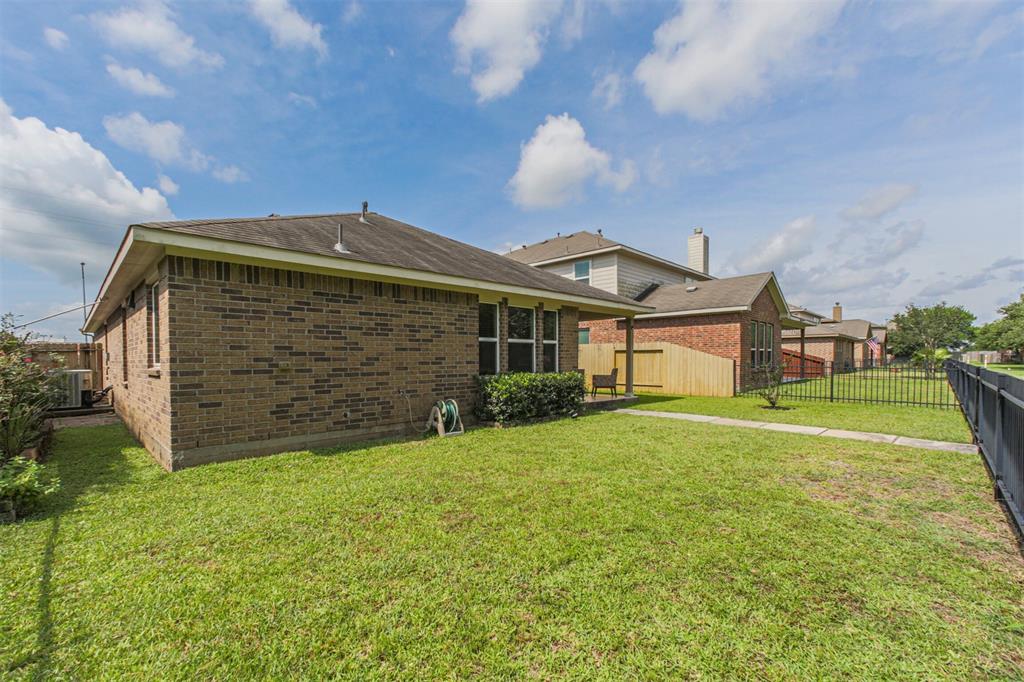 9609 Landon Lake Drive, Pearland, Texas image 25