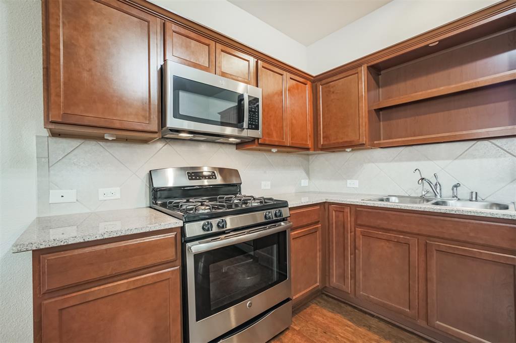 9609 Landon Lake Drive, Pearland, Texas image 10