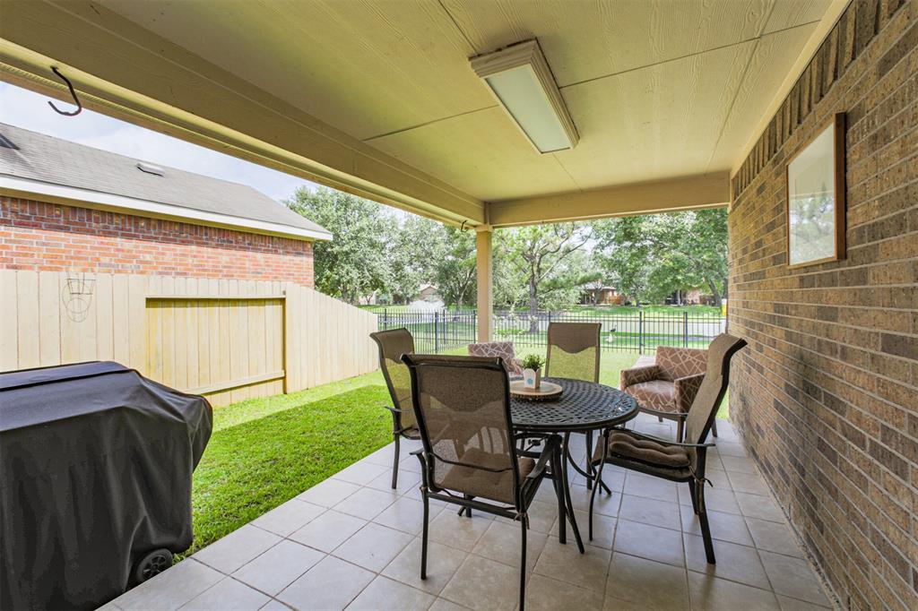 9609 Landon Lake Drive, Pearland, Texas image 22