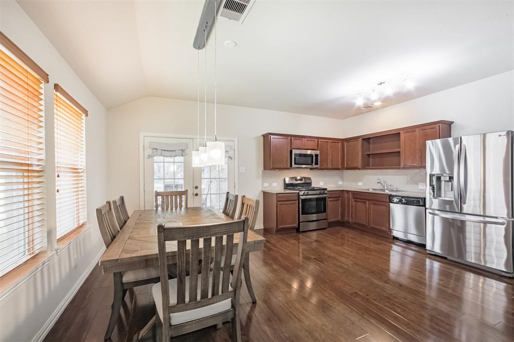 9609 Landon Lake Drive, Pearland, Texas image 12