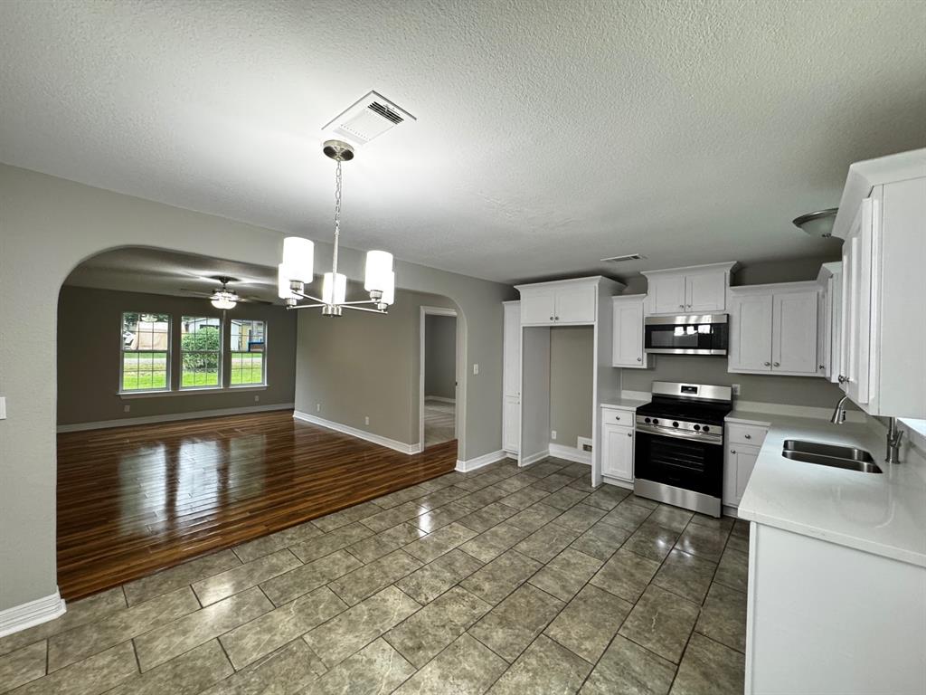 512 N Inwood Drive, Bridge City, Texas image 7