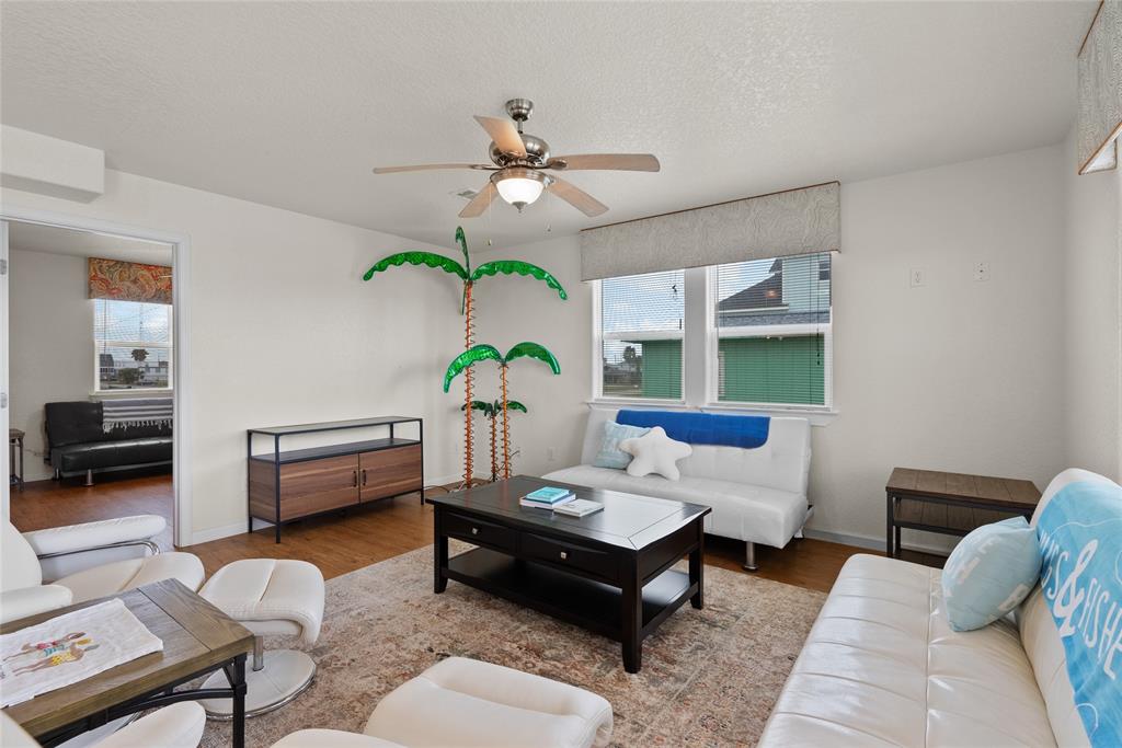 406 Sea Shell Dr, Surfside Beach, Texas image 2