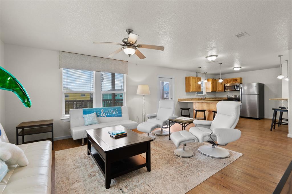 406 Sea Shell Dr, Surfside Beach, Texas image 1