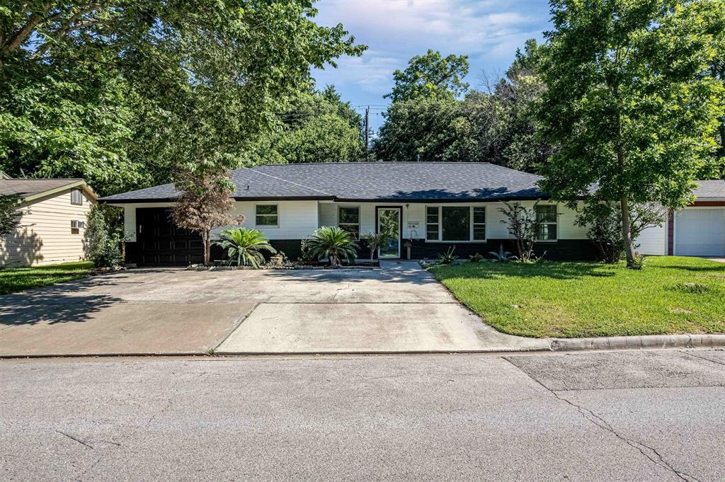 608 W Lobit Street, Baytown, Texas image 4