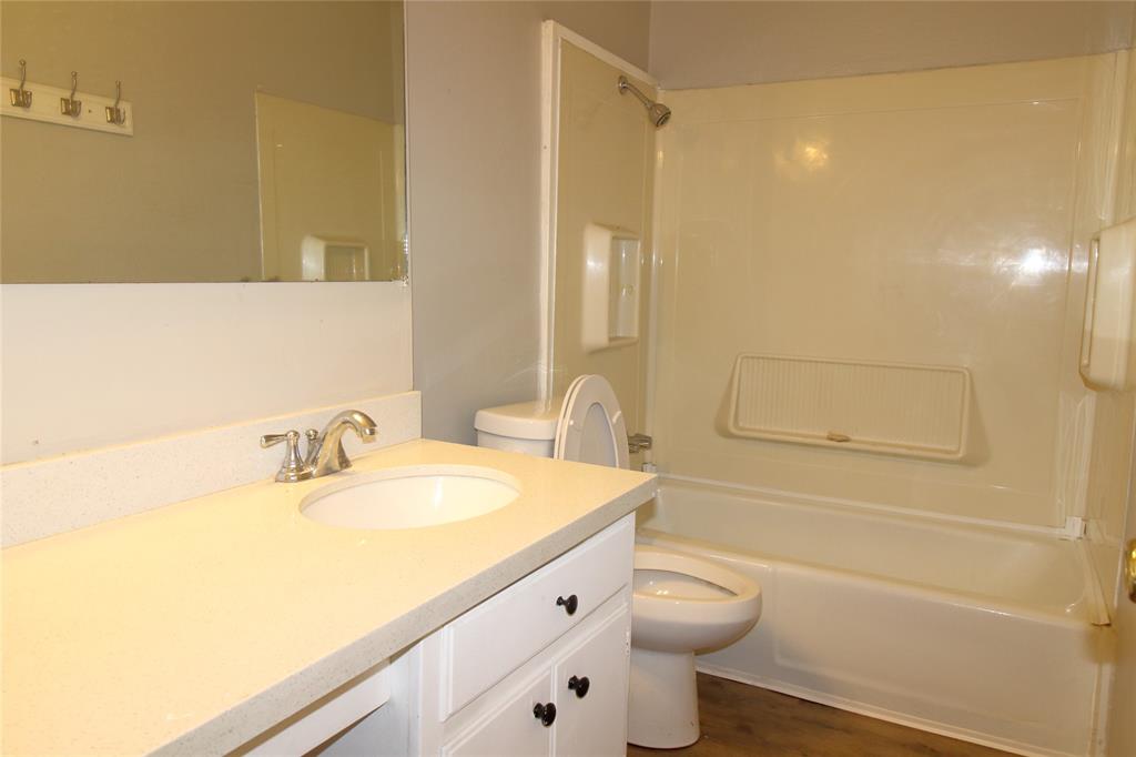 701 Meadowglen Drive, Baytown, Texas image 10