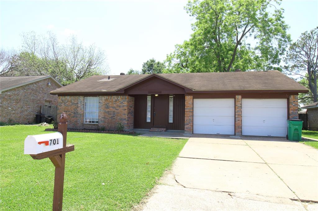 701 Meadowglen Drive, Baytown, Texas image 1