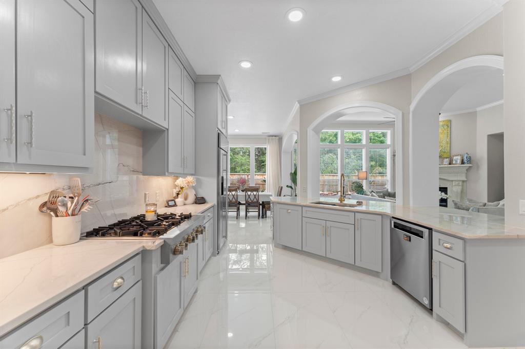 2 N Bantam Woods Circle, The Woodlands, Texas image 12