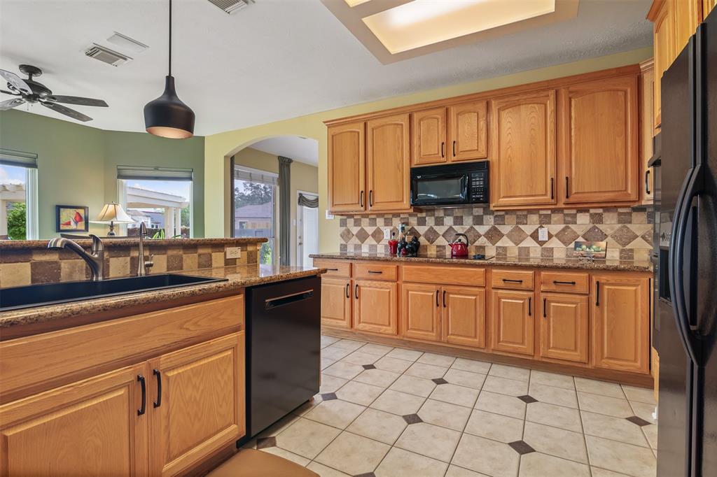 12502 Village Crest Court, Tomball, Texas image 10