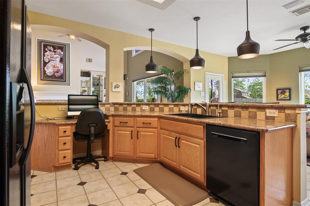 12502 Village Crest Court, Tomball, Texas image 12