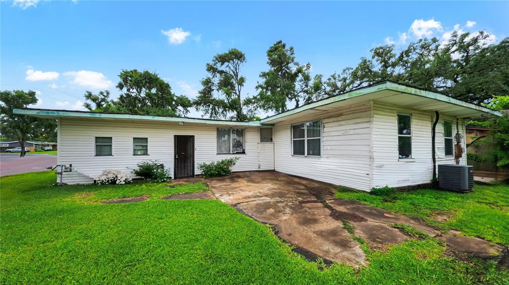102 Jasmine Street, Lake Jackson, Texas image 3