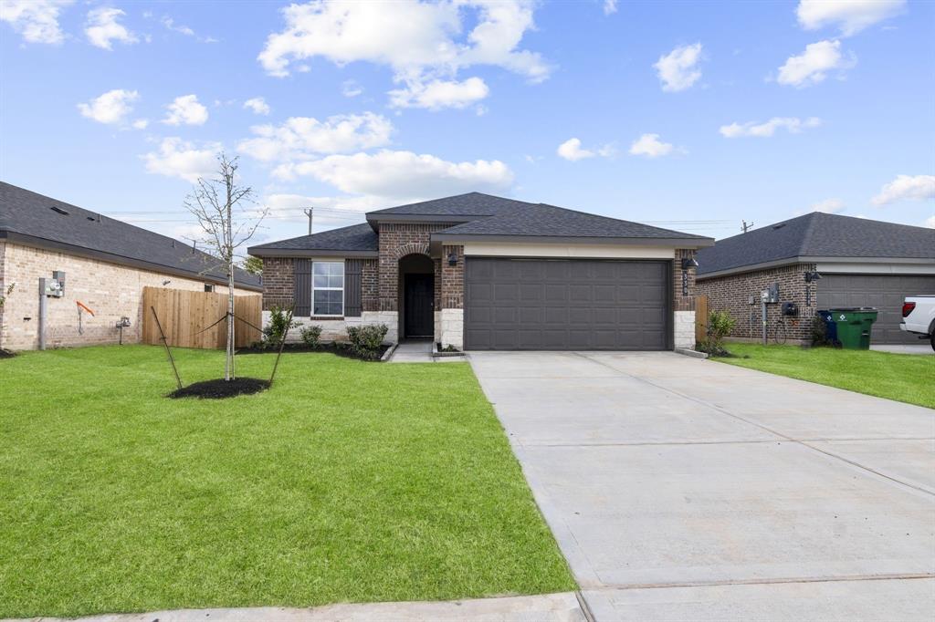 233 Amy Street, Angleton, Texas image 1
