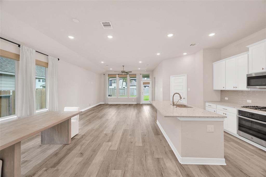 635 Lost Maples Bend Lane, Conroe, Texas image 12