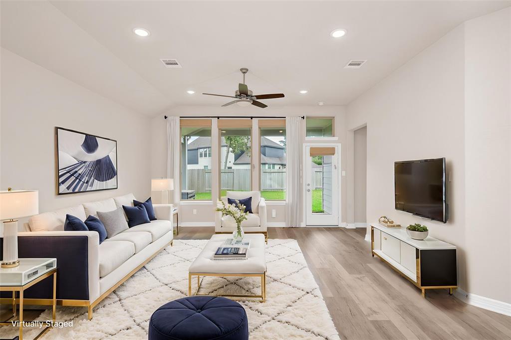 635 Lost Maples Bend Lane, Conroe, Texas image 2