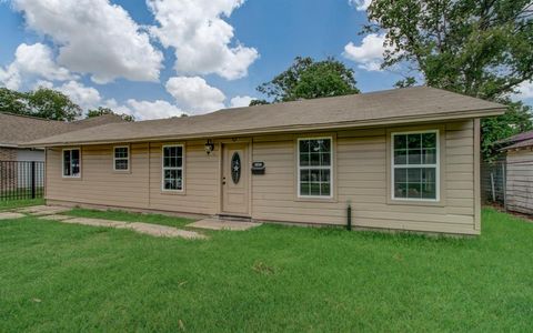 Photo of 5839 Southurst Street, Houston, TX 77033 (MLS # 45106649)