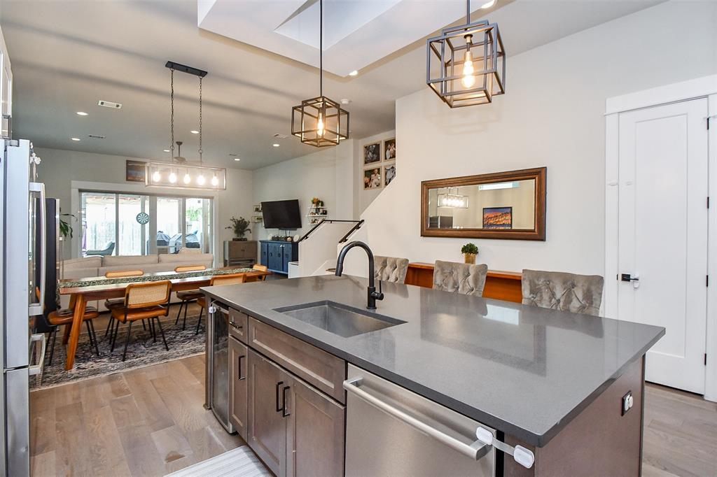 Houston, Texas 77008, United States, 4 Bedrooms Bedrooms, ,3 BathroomsBathrooms,Residential,Pending,104505