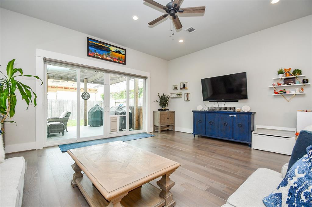 Houston, Texas 77008, United States, 4 Bedrooms Bedrooms, ,3 BathroomsBathrooms,Residential,Pending,104505