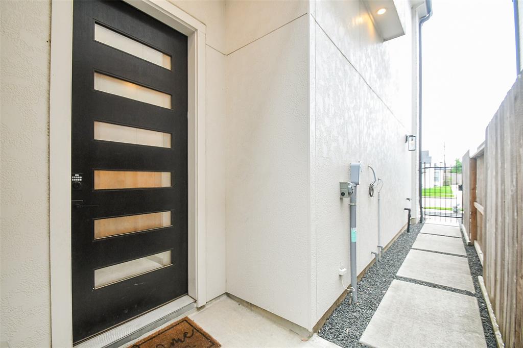 Houston, Texas 77008, United States, 4 Bedrooms Bedrooms, ,3 BathroomsBathrooms,Residential,Pending,104505