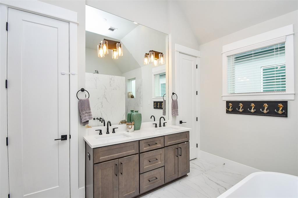 Houston, Texas 77008, United States, 4 Bedrooms Bedrooms, ,3 BathroomsBathrooms,Residential,Pending,104505