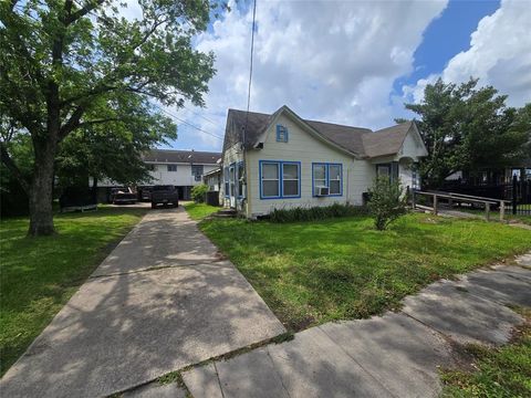 Photo of 26 Hunt Street, Houston, TX 77003 (MLS # 31299551) Photo of 26 Hunt Street, Houston, TX 77003 (MLS # 31299551)
