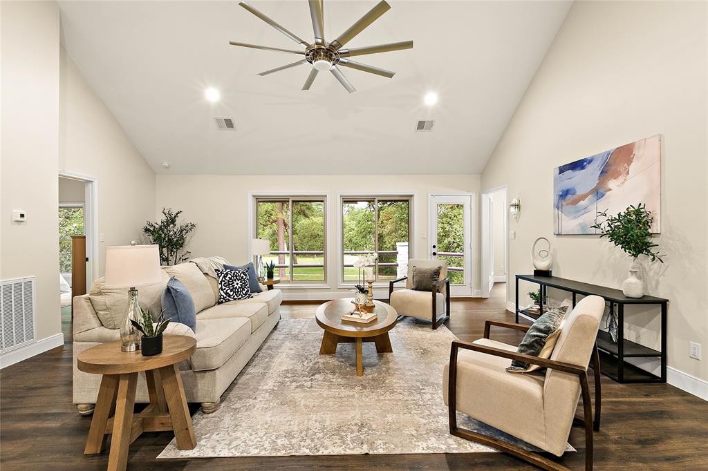 7 Woods Estates Drive, Conroe, Texas image 5