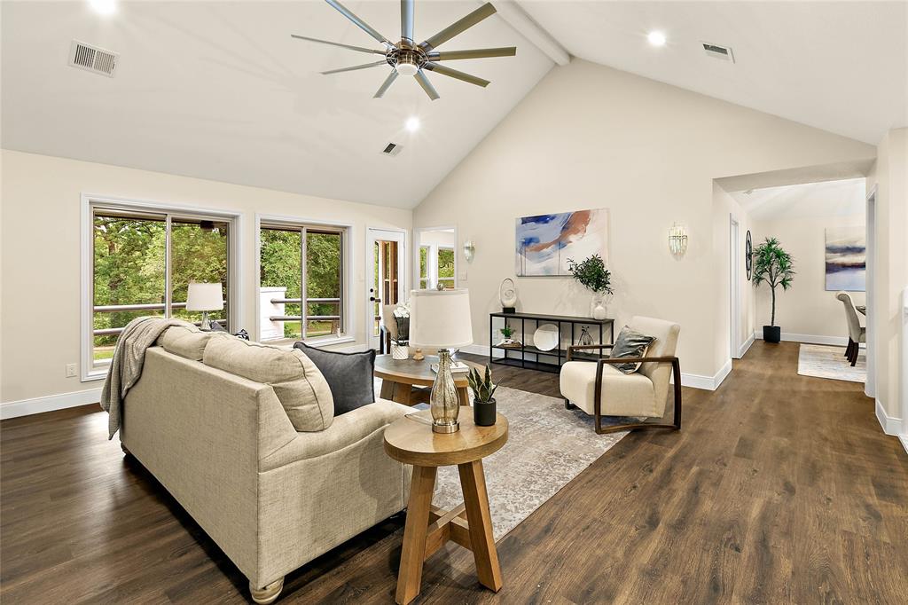 7 Woods Estates Drive, Conroe, Texas image 4