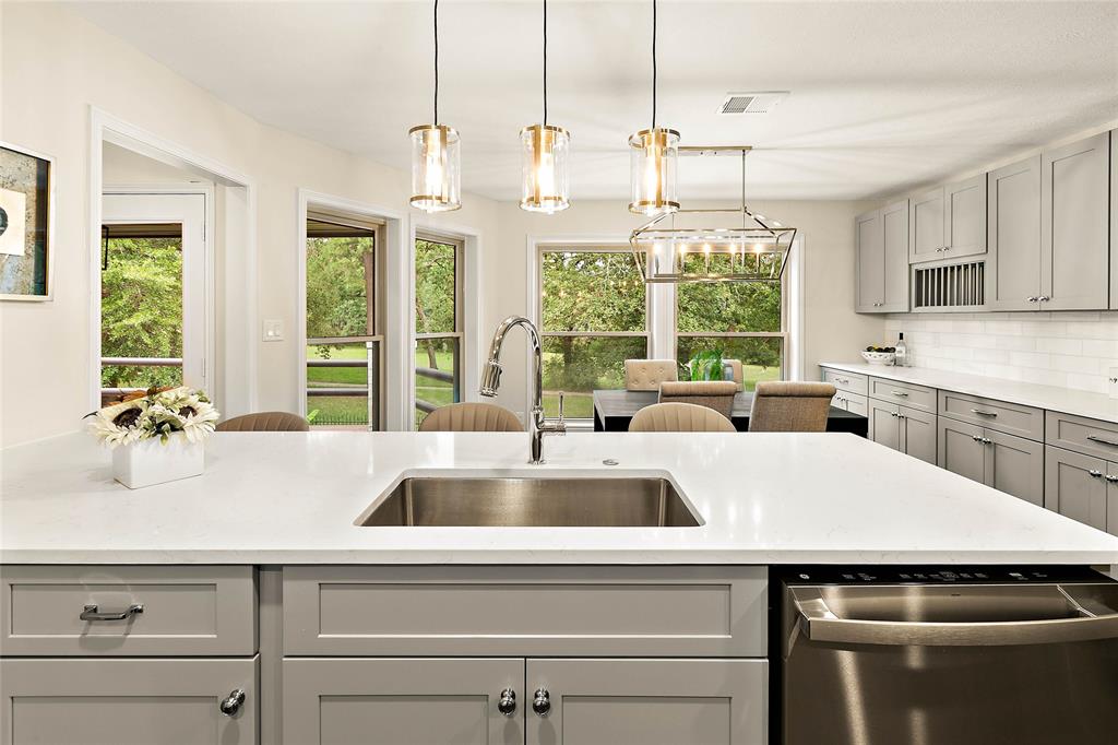 7 Woods Estates Drive, Conroe, Texas image 11