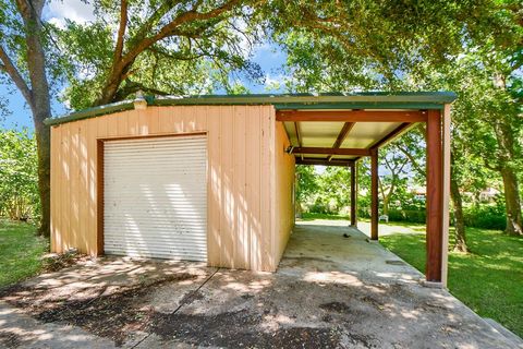 A home in Sealy