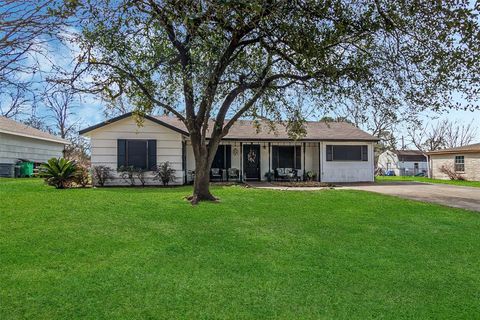 Single Family Residence in Baytown TX 211 Lakewood Drive.jpg