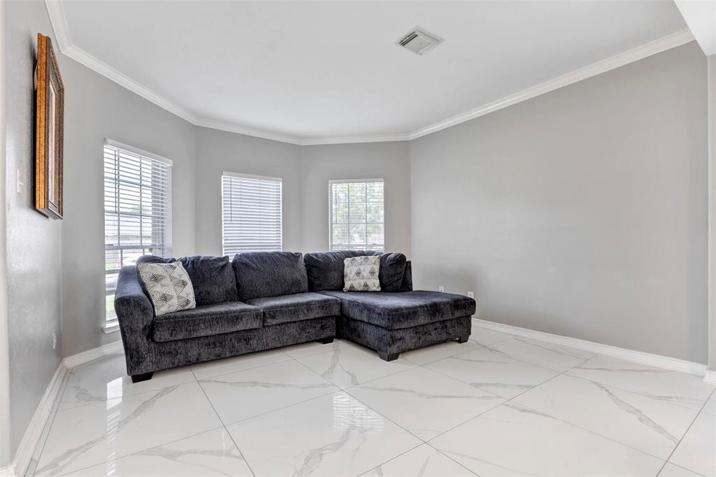 1003 Highland Woods Drive, Highlands, Texas image 6