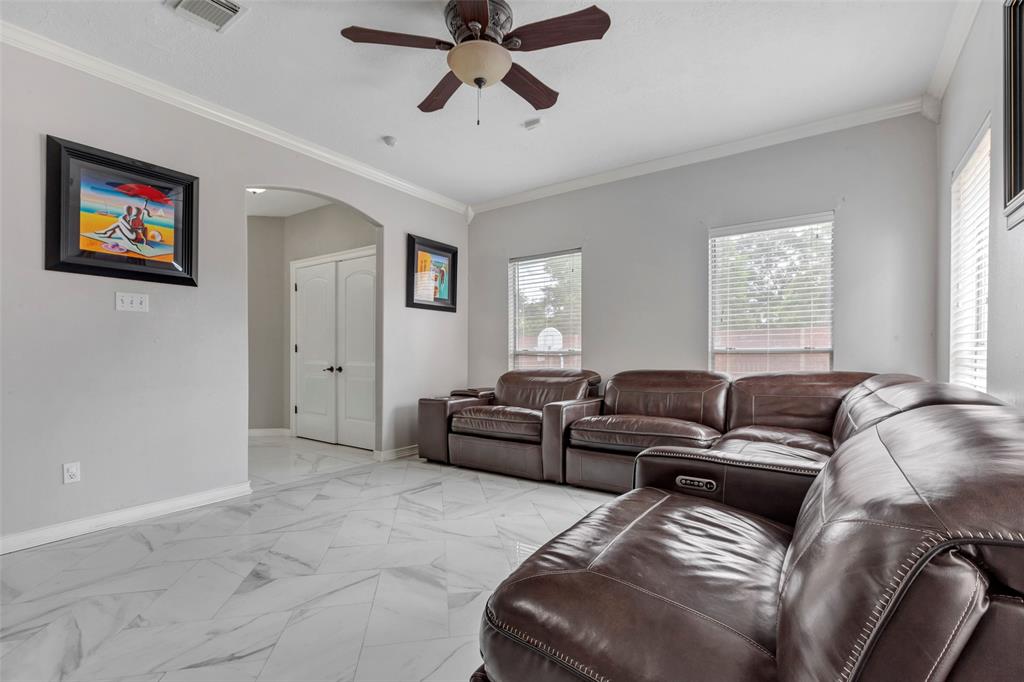 1003 Highland Woods Drive, Highlands, Texas image 19
