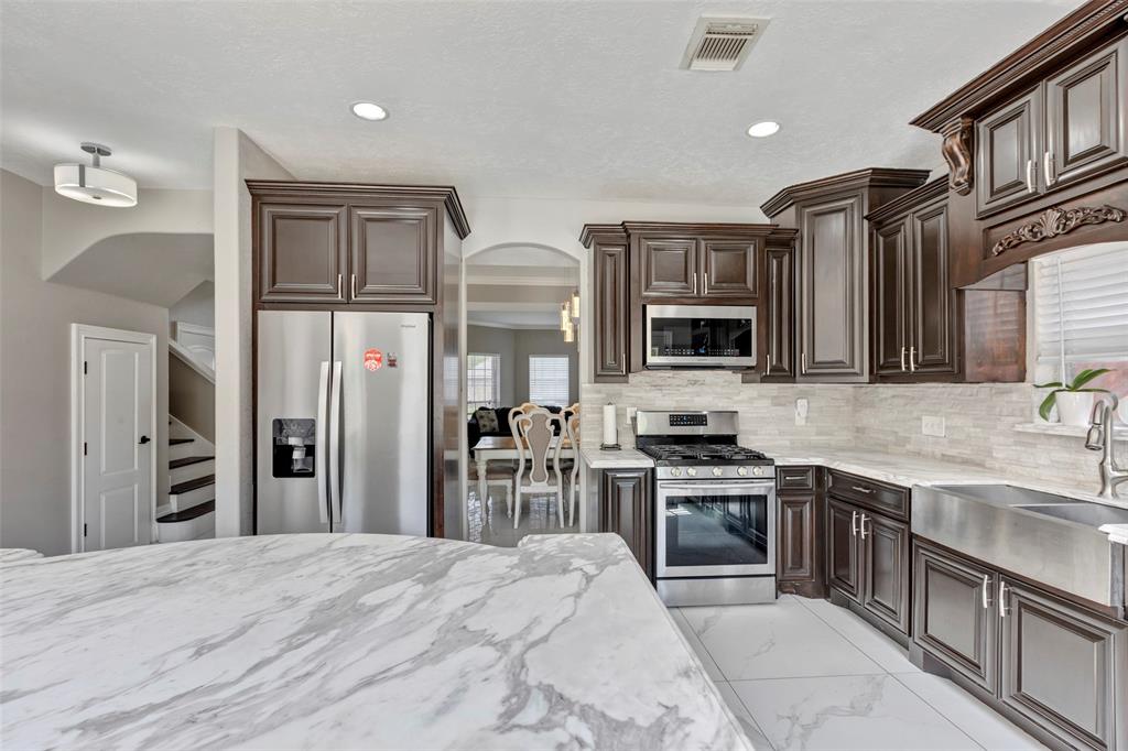 1003 Highland Woods Drive, Highlands, Texas image 11