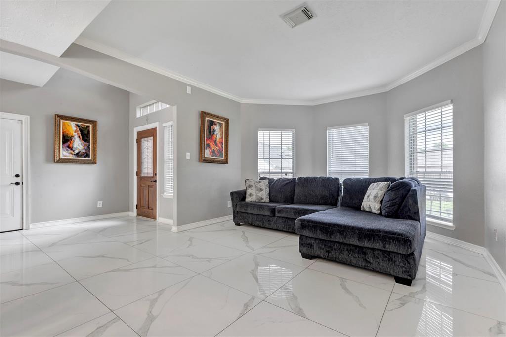 1003 Highland Woods Drive, Highlands, Texas image 5