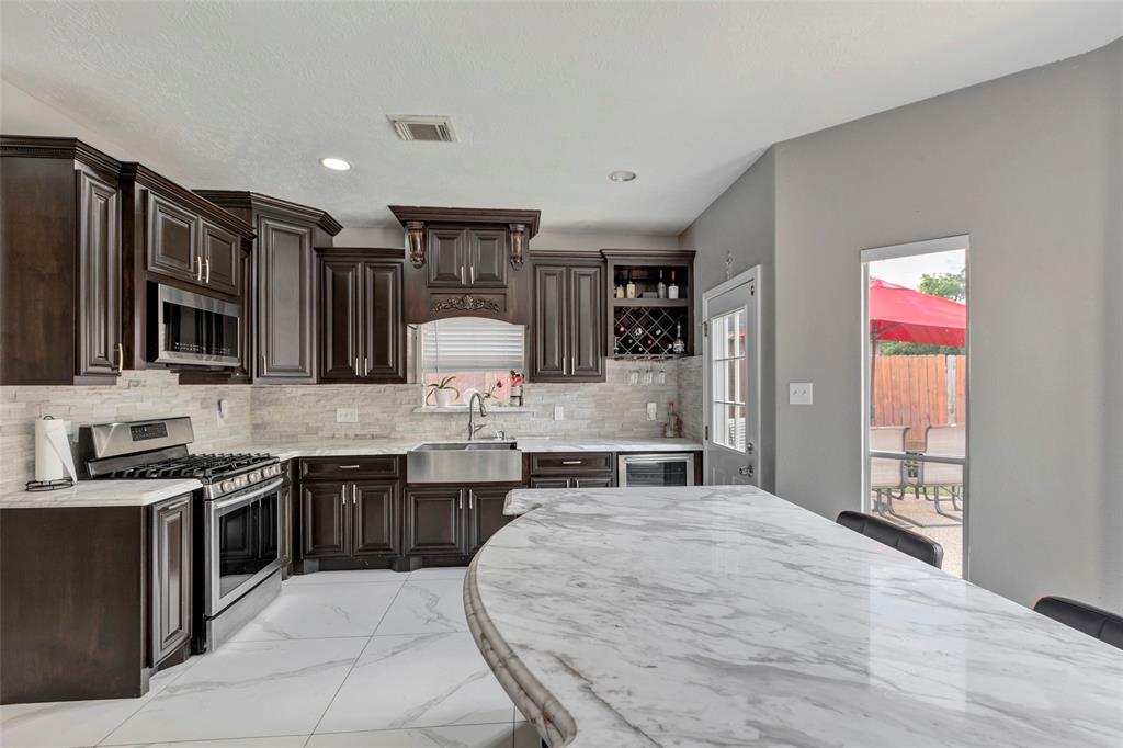 1003 Highland Woods Drive, Highlands, Texas image 12