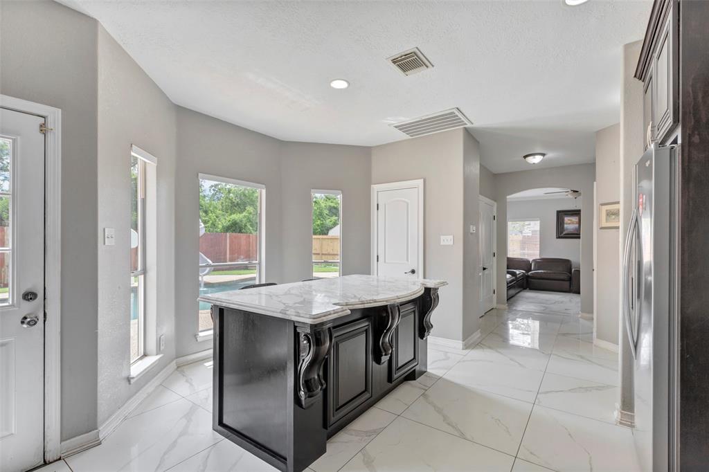 1003 Highland Woods Drive, Highlands, Texas image 16