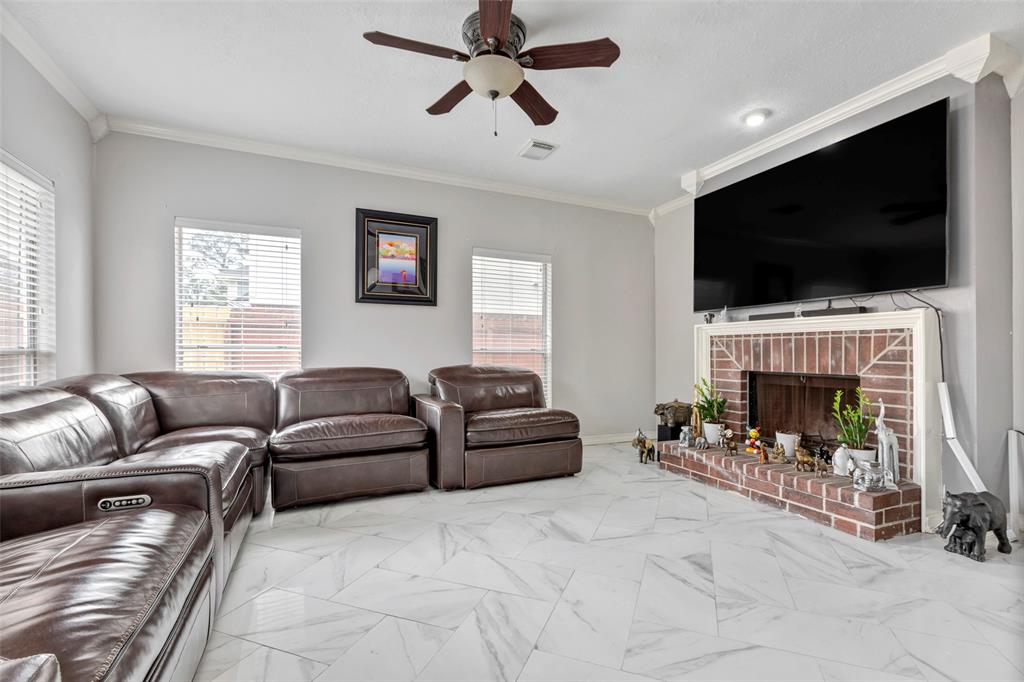 1003 Highland Woods Drive, Highlands, Texas image 17