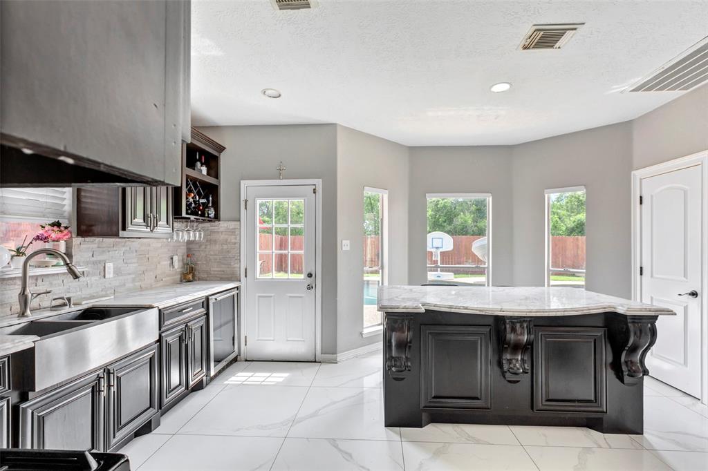 1003 Highland Woods Drive, Highlands, Texas image 10