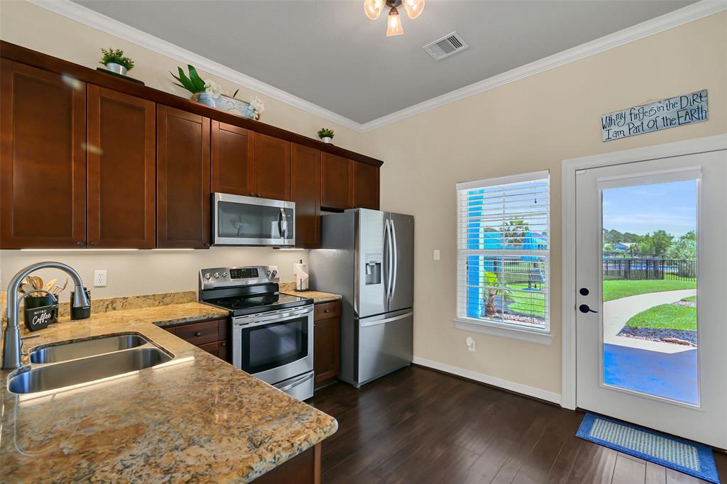 607 29th Street, Dickinson, Texas image 7