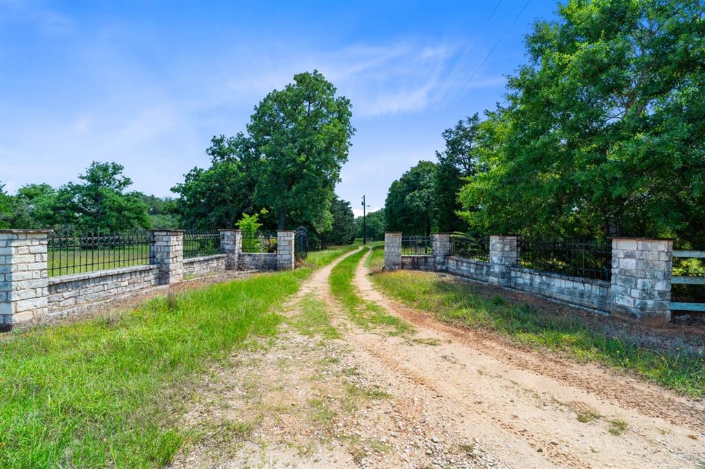 1019 Deerfield Court, Weimar, Texas image 1