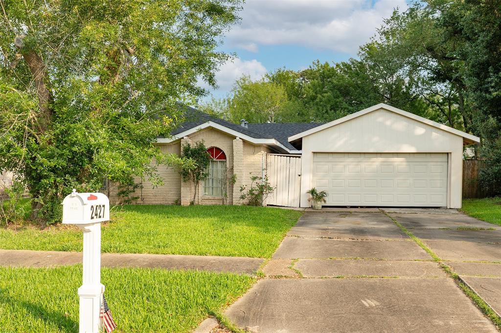 2427 Fairgreen Drive, Missouri City, Texas image 1