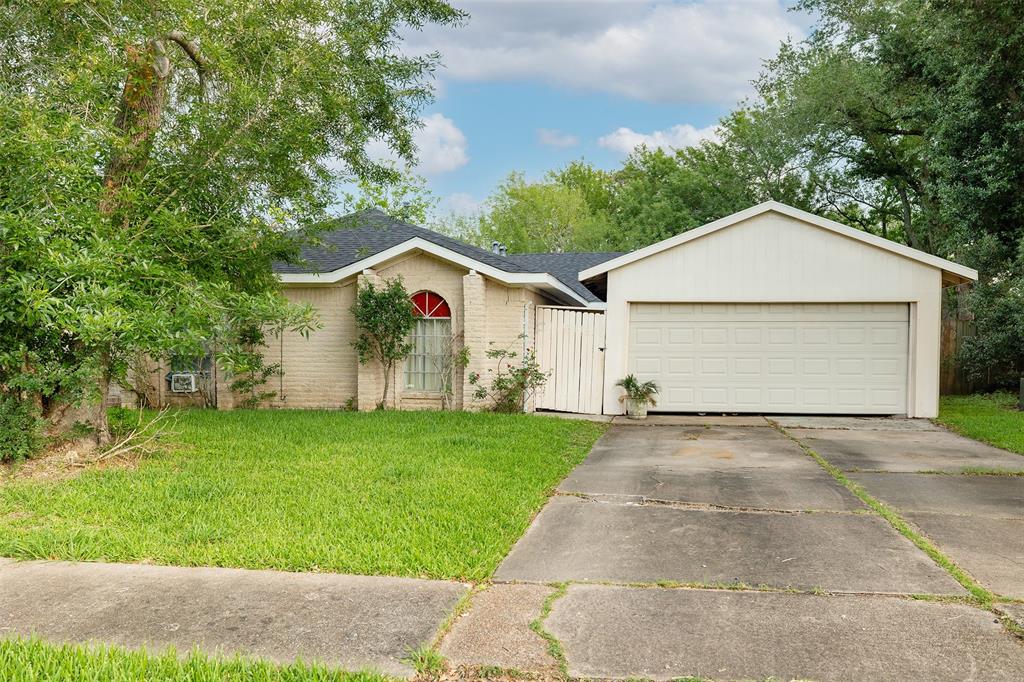 2427 Fairgreen Drive, Missouri City, Texas image 2