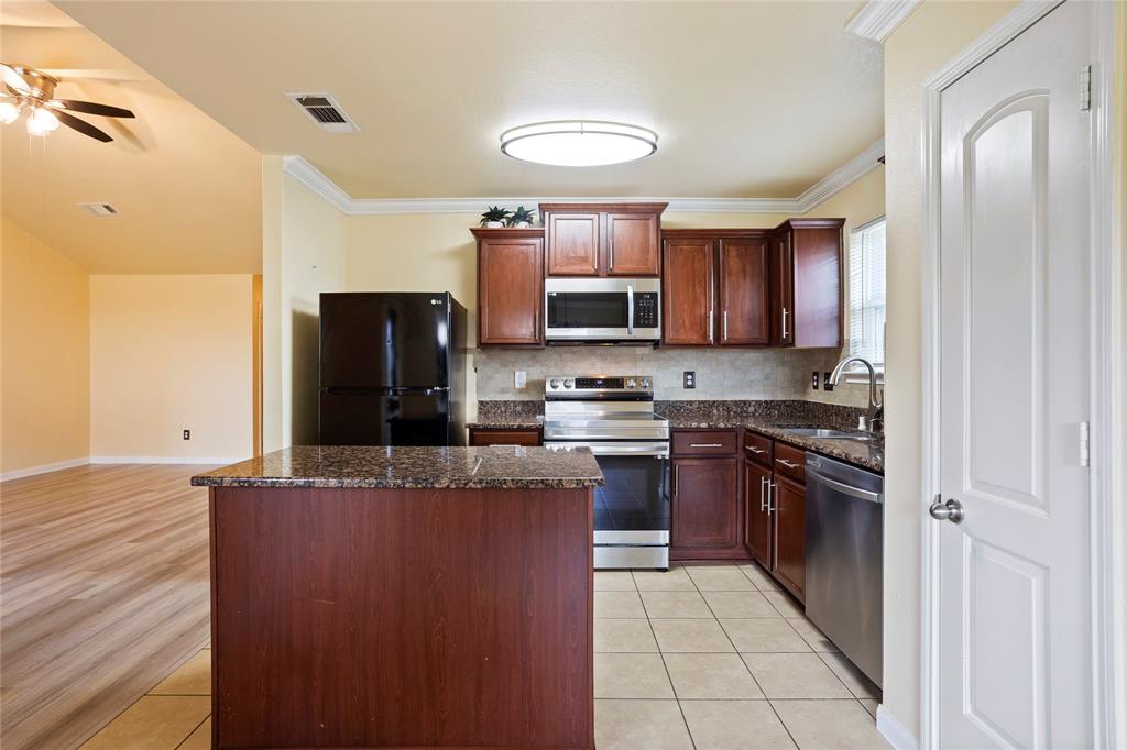 9427 Gold Mountain Drive, Rosharon, Texas image 7
