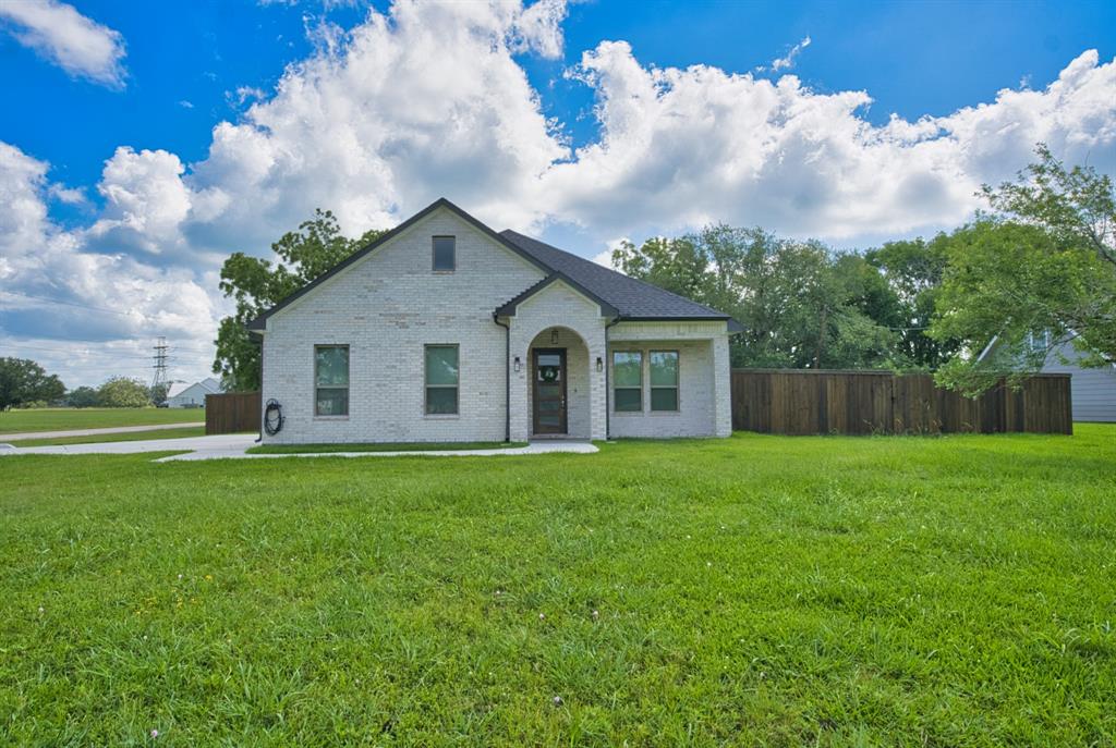 1162 Quarter Horse Trail, Angleton, Texas image 1