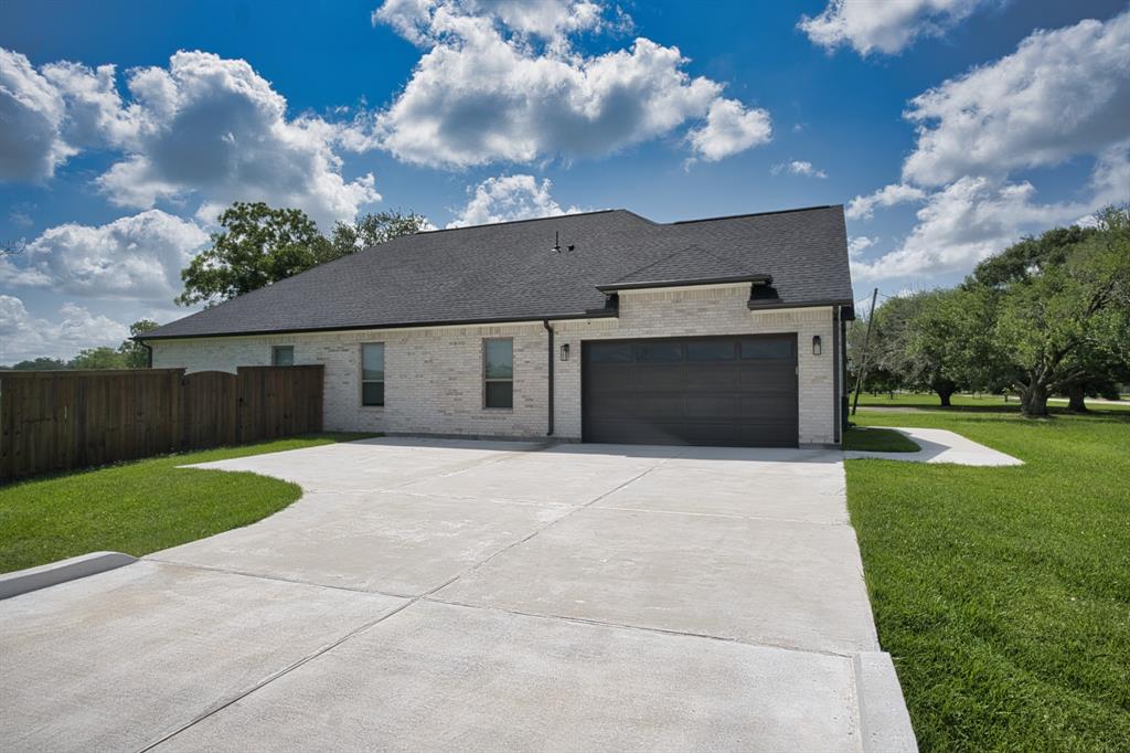 1162 Quarter Horse Trail, Angleton, Texas image 2