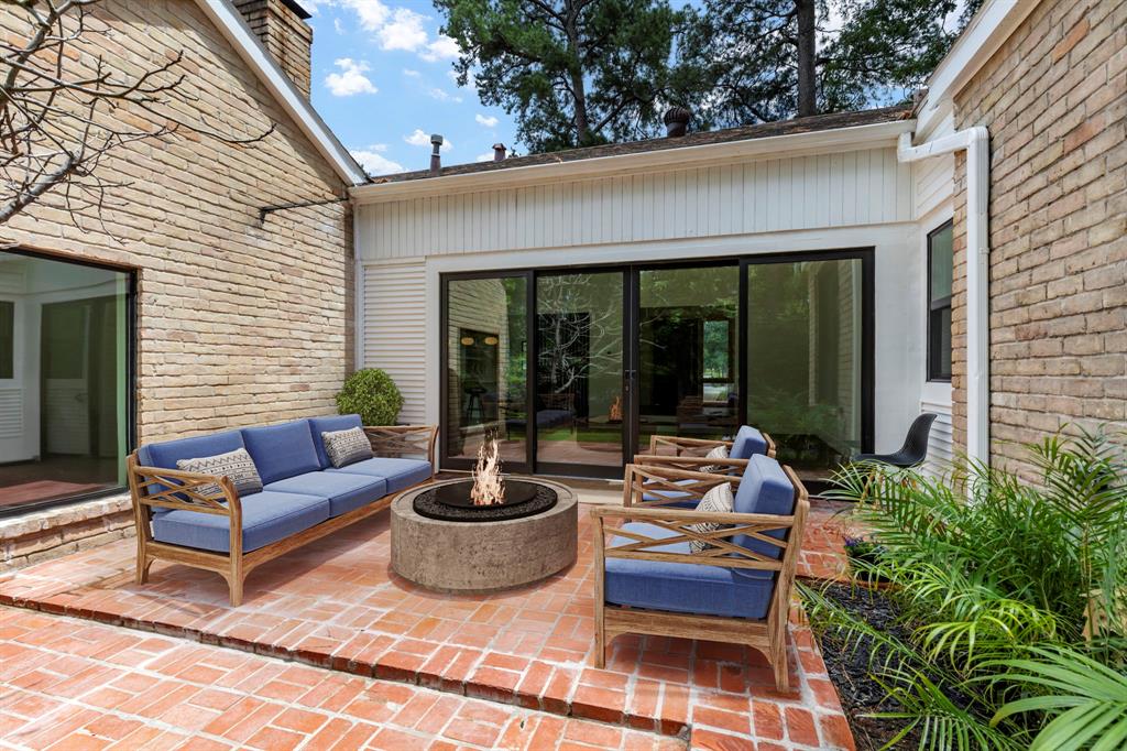 17 Fairway Drive, Conroe, Texas image 1
