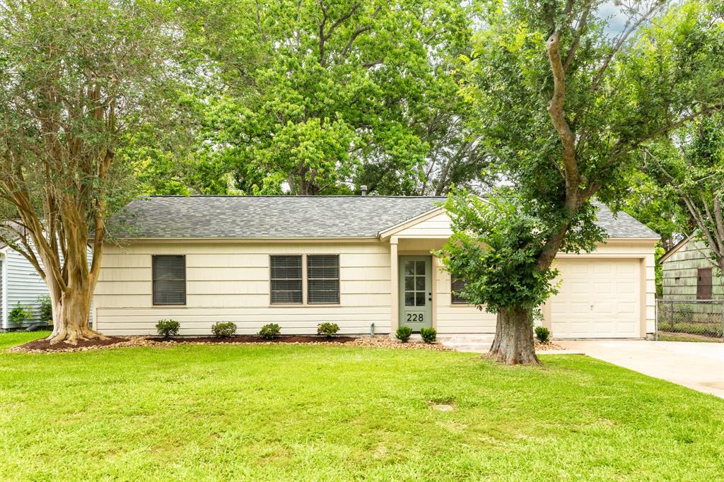 228 Laurel Street, Lake Jackson, Texas image 1