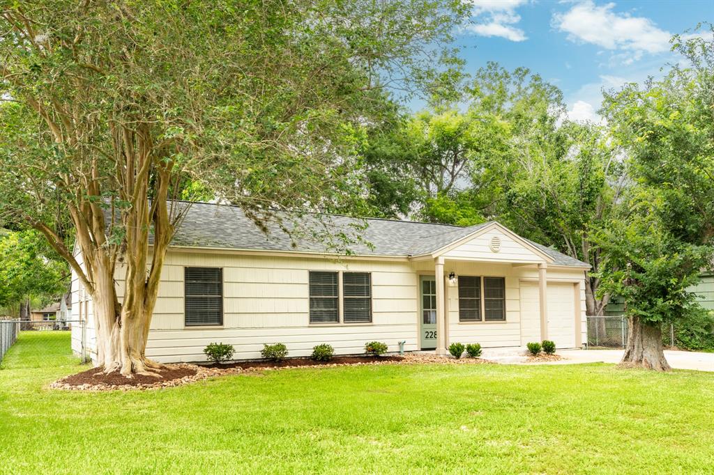 228 Laurel Street, Lake Jackson, Texas image 5