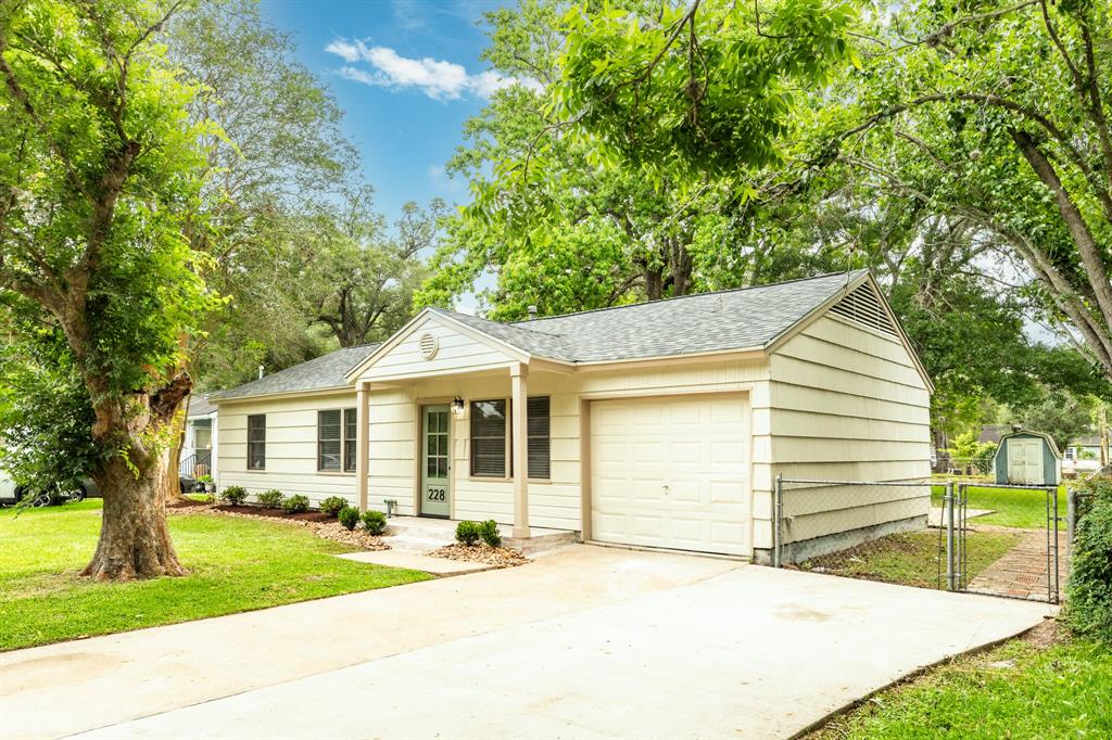 228 Laurel Street, Lake Jackson, Texas image 6