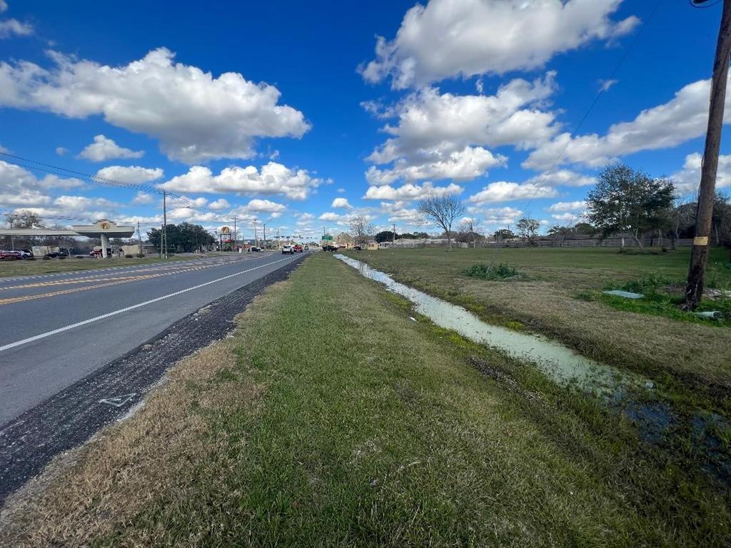 2046 E Mulberry Street, Angleton, Texas image 13