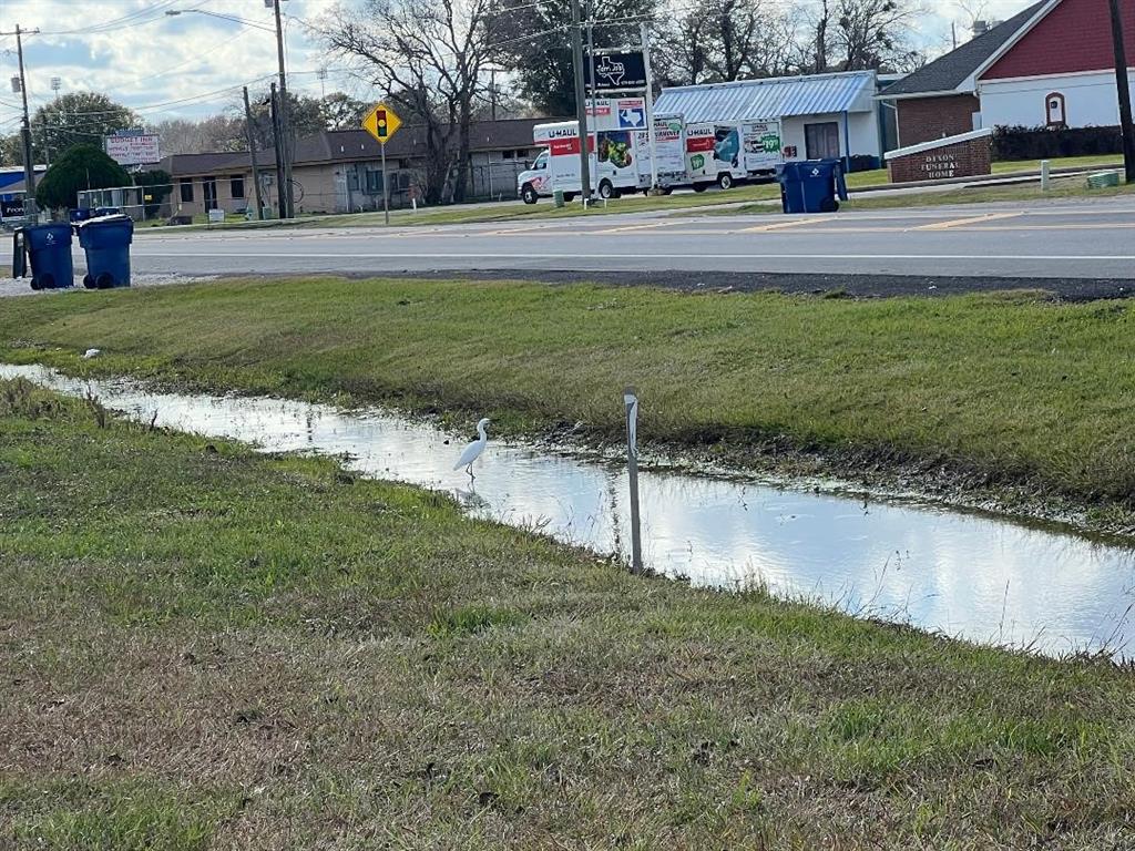 2046 E Mulberry Street, Angleton, Texas image 8